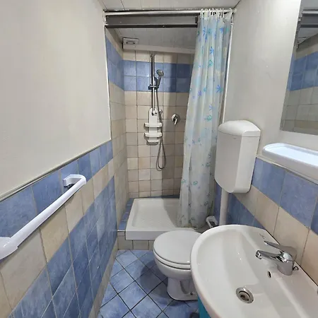 Le Ancore Sulla Darsena *