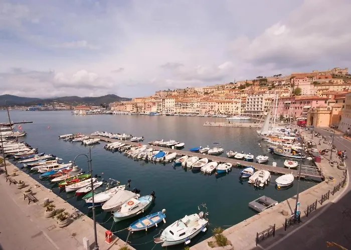 Le Ancore Sulla Darsena *