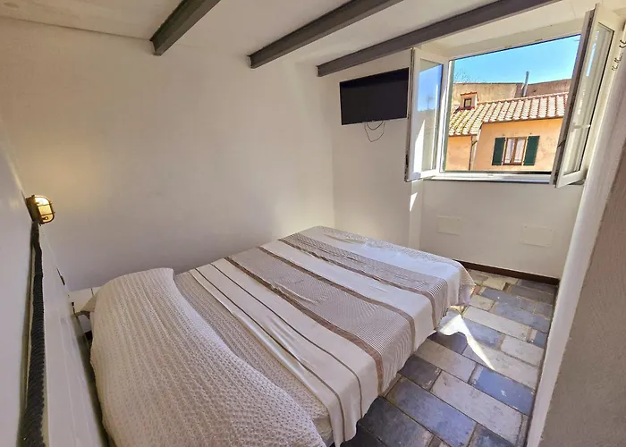 Le Ancore Sulla Darsena *