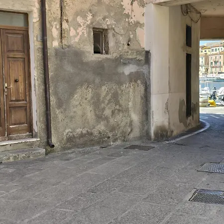 Le Ancore Sulla Darsena