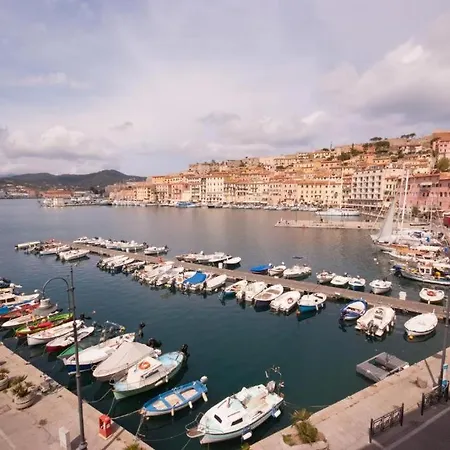 Le Ancore Sulla Darsena *