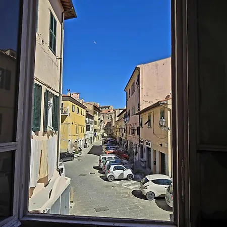 Le Ancore Sulla Darsena *